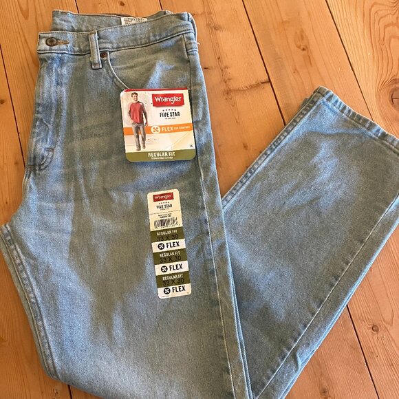 NWT Men's 33 x 30 Wranglers Light Wash Regular Fit Jeans - Picture 1 of 4